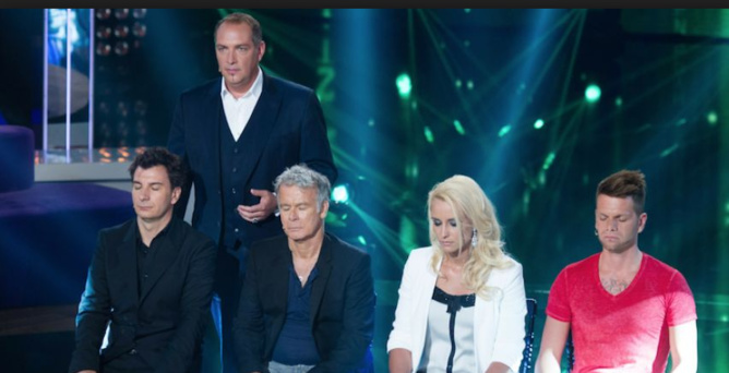 Messmer en train d'hypnotiser Michael Youn, Franck Dubosc, Elodie Gossuin et Keen'V Messmer en train d'hypnotiser Michael Youn, Franck Dubosc, Elodie Gossuin et Keen'V