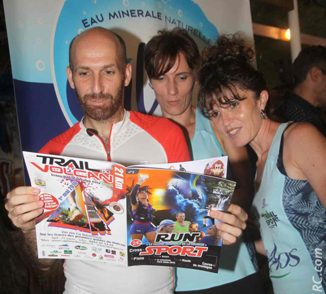 Le Team Cilaos de Gino Lee Song Yin découvre le nouveau magazine. Le Team Cilaos de Gino Lee Song Yin découvre le nouveau magazine.