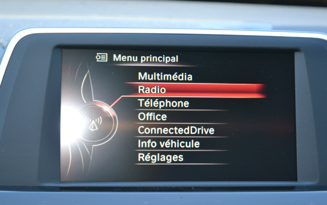 Un écran central pour les réglages et les infos Un écran central pour les réglages et les infos