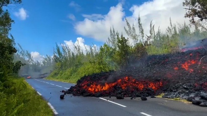 La lave du Piton de la Fournaise atteint la route : un spectacle unique à La Réunion La lave du Piton de la Fournaise atteint la route : un spectacle unique à La Réunion