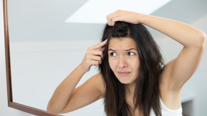 Cheveux blancs : faut-il vraiment les arracher ? Cheveux blancs : faut-il vraiment les arracher ?