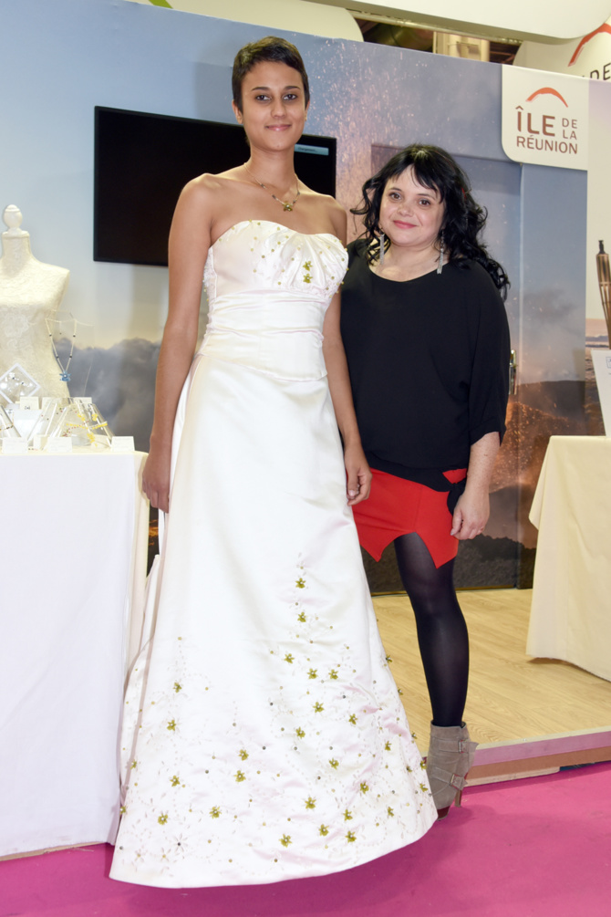 En robe de mariée signée "Mademoiselle M", Naimah Taraconat (Provanille) En robe de mariée signée "Mademoiselle M", Naimah Taraconat (Provanille)