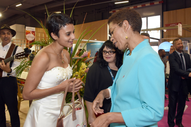 Visite de George Pau-Langevin au stand de l'Île de La Réunion, accueillie par Naimah Taraconat Visite de George Pau-Langevin au stand de l'Île de La Réunion, accueillie par Naimah Taraconat