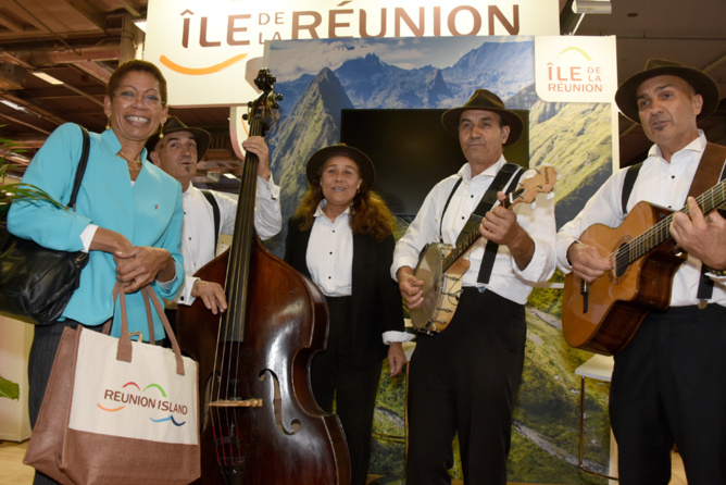 Visite de George Pau-Langevin au stand de l'Île de La Réunion. Ici avec les Pat' Jaune Visite de George Pau-Langevin au stand de l'Île de La Réunion. Ici avec les Pat' Jaune