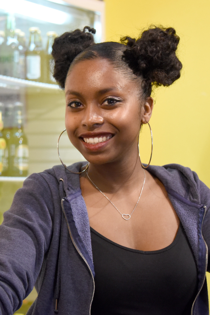 La Guadeloupe encore avec sourire et chevelure originale de Wendy