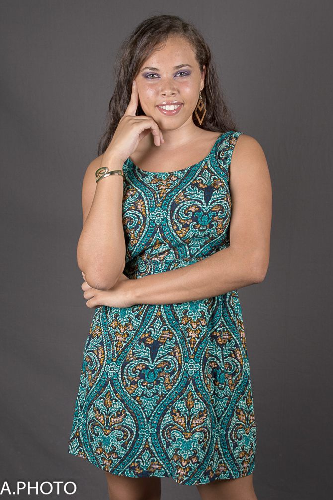 Une jeune fille simple qui veut réussir ses études Une jeune fille simple qui veut réussir ses études