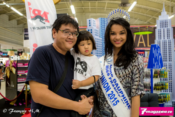 Séance de dédicaces<br>Azuima Issa "parce qu'elle le vaut bien"! Séance de dédicaces<br>Azuima Issa "parce qu'elle le vaut bien"!