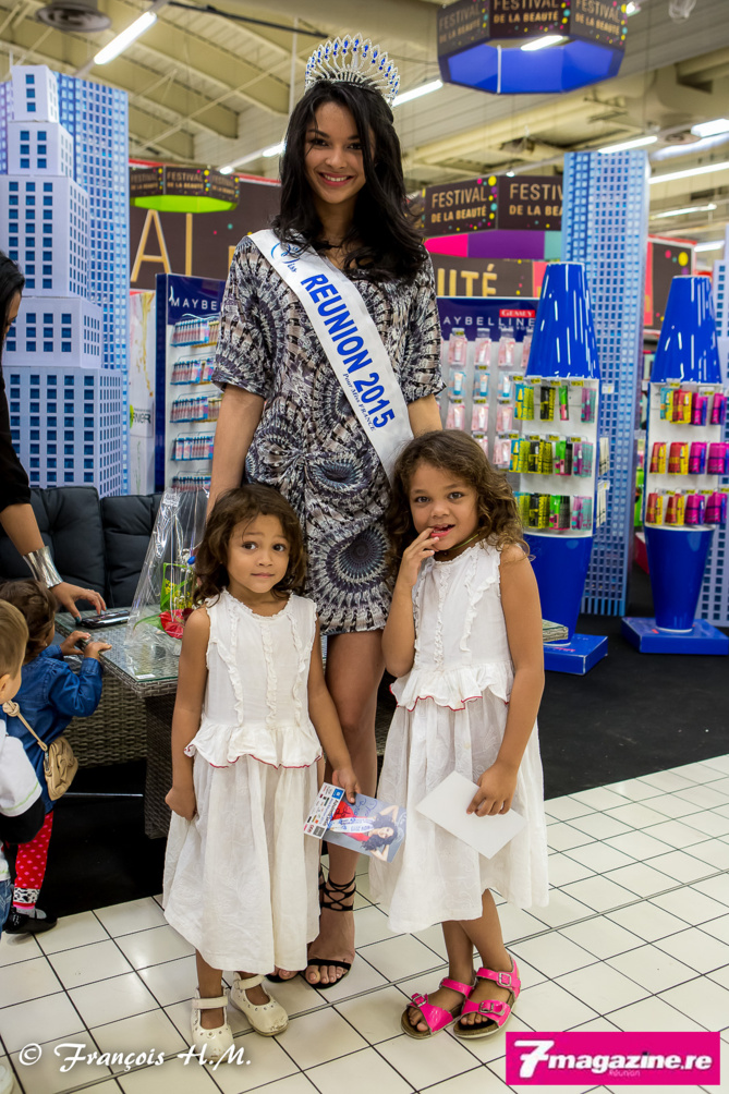 Séance de dédicaces<br>Azuima Issa "parce qu'elle le vaut bien"! Séance de dédicaces<br>Azuima Issa "parce qu'elle le vaut bien"!