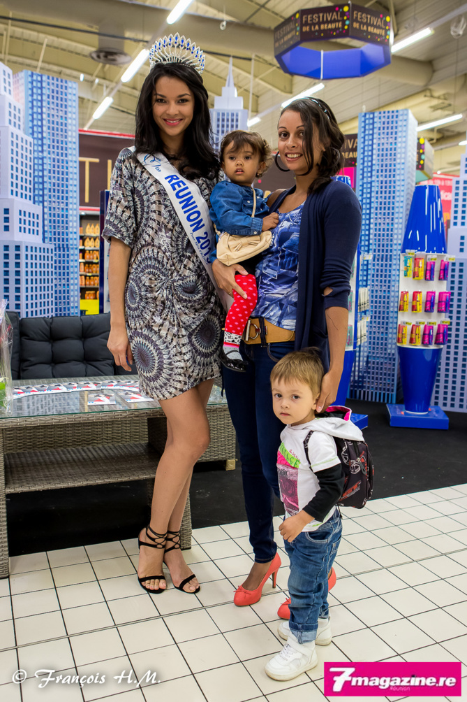 Séance de dédicaces<br>Azuima Issa "parce qu'elle le vaut bien"! Séance de dédicaces<br>Azuima Issa "parce qu'elle le vaut bien"!