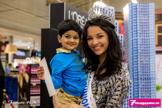 Séance de dédicaces<br>Azuima Issa "parce qu'elle le vaut bien"! Séance de dédicaces<br>Azuima Issa "parce qu'elle le vaut bien"!