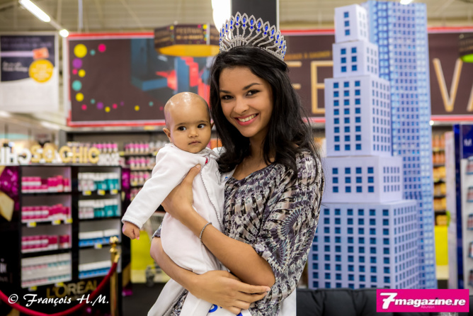 Séance de dédicaces<br>Azuima Issa "parce qu'elle le vaut bien"! Séance de dédicaces<br>Azuima Issa "parce qu'elle le vaut bien"!