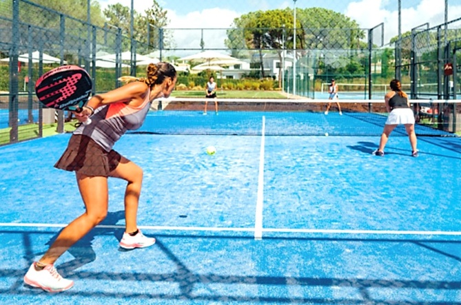 Padel : le sport feel good qui fait vibrer les courts en 2026 Padel : le sport feel good qui fait vibrer les courts en 2026