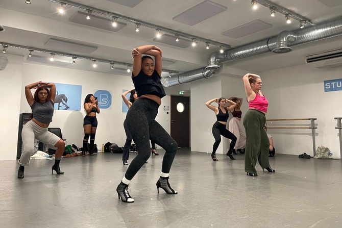 Cours de heels : cette discipline qui booste vraiment la confiance en soi Cours de heels : cette discipline qui booste vraiment la confiance en soi