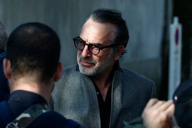 Jean Dujardin, submergé par l’émotion : l’adieu bouleversant à Bruno Salomone Jean Dujardin, submergé par l’émotion : l’adieu bouleversant à Bruno Salomone