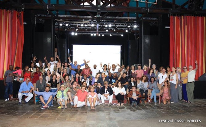 Le Festival Passe Portes est un festival de théâtre qui accueille plusieurs invités extérieurs Le Festival Passe Portes est un festival de théâtre qui accueille plusieurs invités extérieurs