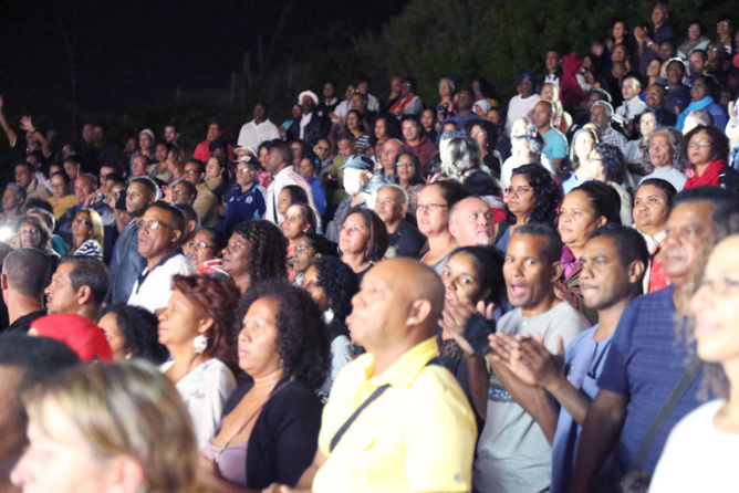 Un public chaud bouillant et debout... Un public chaud bouillant et debout...