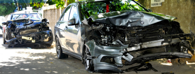 Violente collision entre une Mercedes et une MINI Cooper: un mort et plusieurs blessés (photo lexpress.mu)