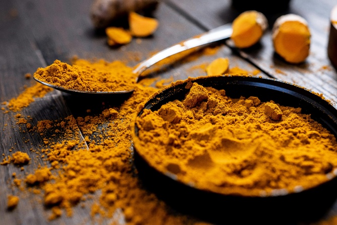 Curcuma : l’épice dorée qui booste votre corps de l’intérieur