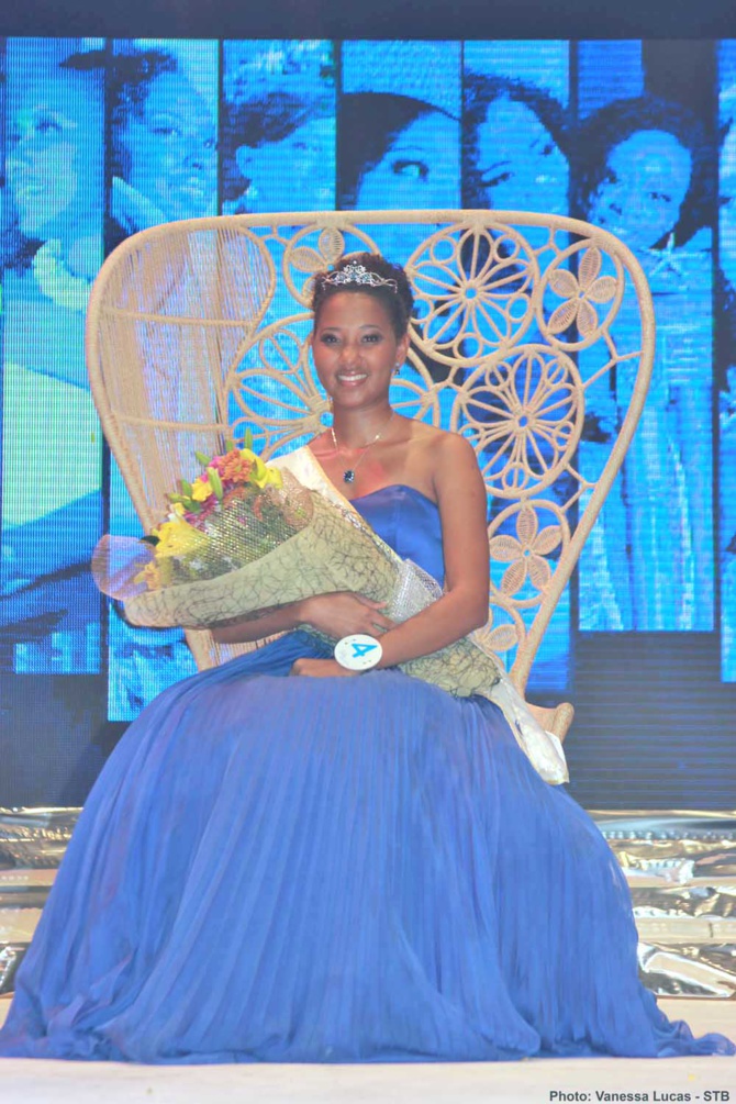 Elle a 24 ans, elle est assistante comptable Elle a 24 ans, elle est assistante comptable