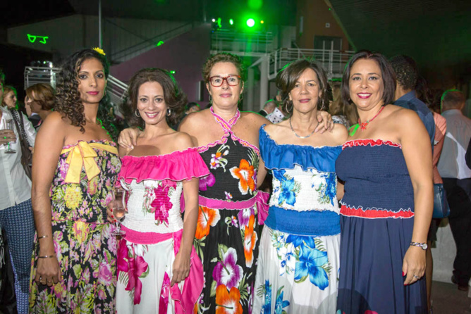 Les salariés de Groupama avec le dress code de circonstance Les salariés de Groupama avec le dress code de circonstance