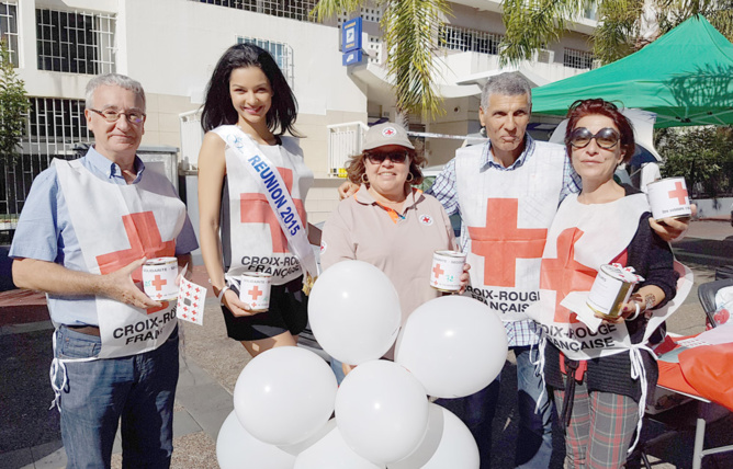 Le Docteur François Cartault, Azuima Issa, Martine Léoville, Jean-Louis Prianon, et une bénévole Le Docteur François Cartault, Azuima Issa, Martine Léoville, Jean-Louis Prianon, et une bénévole