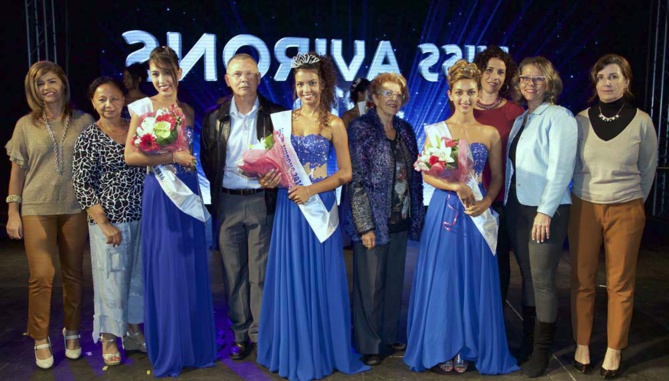 Les lauréates avec les élus de la commune des Avirons Les lauréates avec les élus de la commune des Avirons