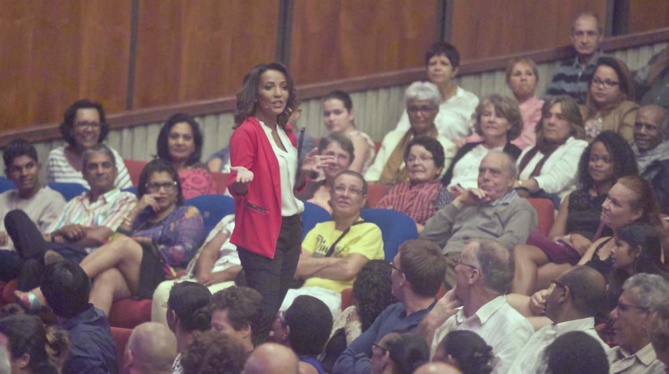 Au milieu du public, elle lance quelques pics qui déclenchent des rires... Au milieu du public, elle lance quelques pics qui déclenchent des rires...