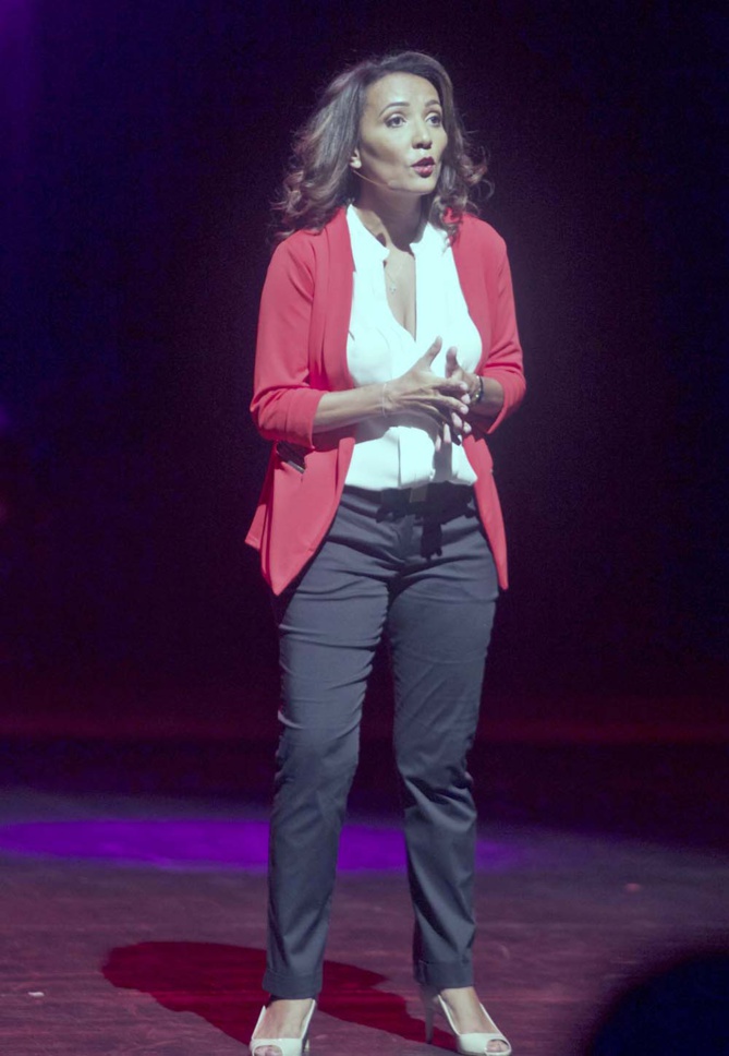 Elle joue plusieurs personnages... Elle joue plusieurs personnages...