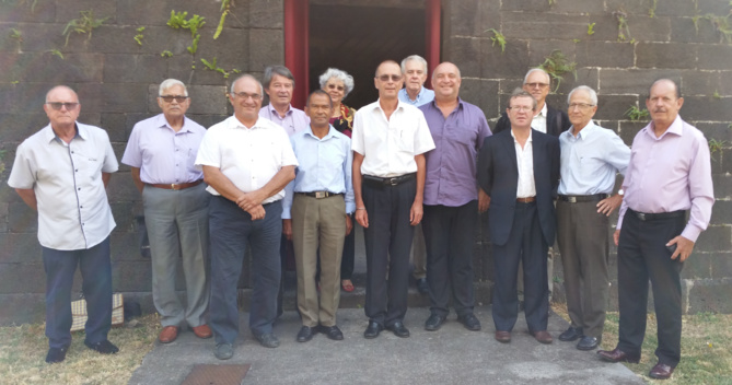 Les participants à l'assemblée devant le Fortin de la Redoute à Saint-Denis