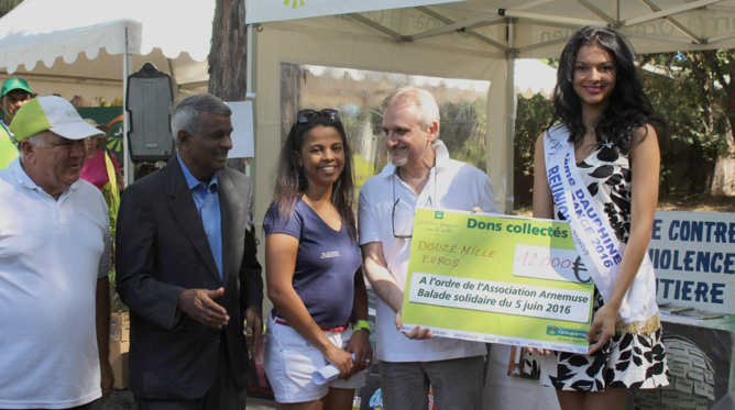 La remise officielle du chèque à l'association Arnemuse