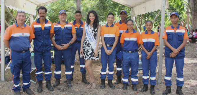Miss Réunion avec les agents de la Protection Civile présents sur place Miss Réunion avec les agents de la Protection Civile présents sur place