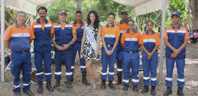Miss Réunion avec les agents de la Protection Civile présents sur place