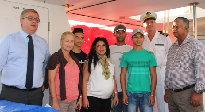 Charles Delmas et sa famille avec les officiels