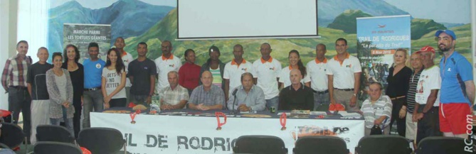 Photo de famille de la délégation Rodriguaise, accueillie par leurs amis du Tampon, dans la salle du conseil municipal.
