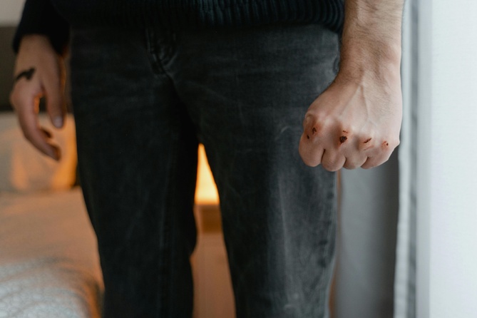 Violences conjugales : une décision judiciaire inédite qui interroge sur les limites de la protection Violences conjugales : une décision judiciaire inédite qui interroge sur les limites de la protection