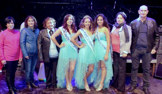 Les lauréates entourées des élus de la commune Les lauréates entourées des élus de la commune