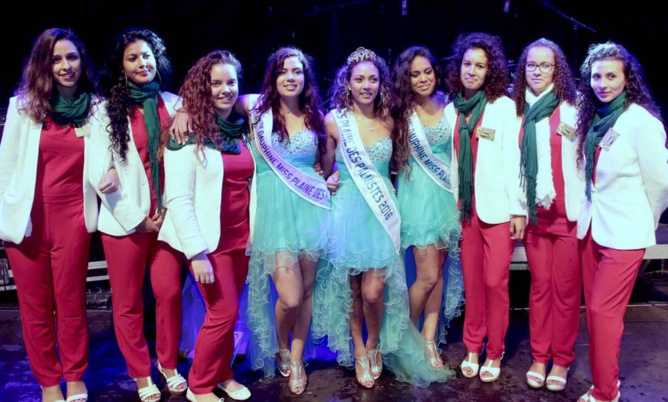 Avec les hôtesses de la Fête des Goyaviers Avec les hôtesses de la Fête des Goyaviers