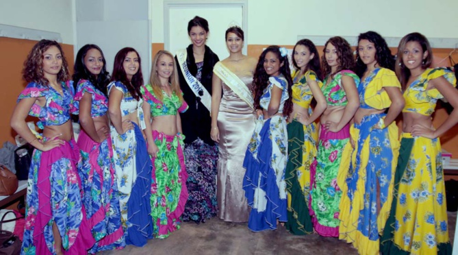 Les 9 candidates en tenues folkloriques avec Azuima Issa et Magali Faustin Les 9 candidates en tenues folkloriques avec Azuima Issa et Magali Faustin