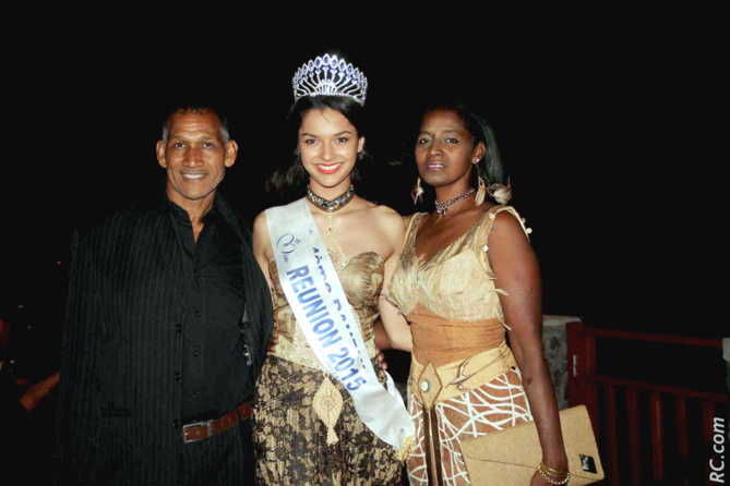 Azuima avec Sabey et son époux. Azuima était habillée par Sabey Azuima avec Sabey et son époux. Azuima était habillée par Sabey