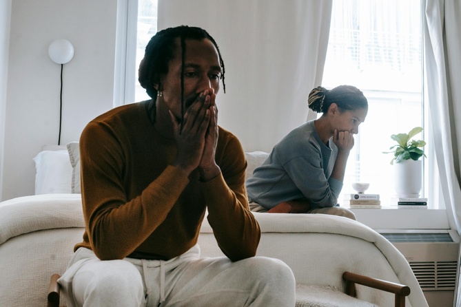 Et si vos doutes amoureux n’étaient pas “normaux” ? Le TOC du couple, ce trouble qui s’immisce dans nos relations