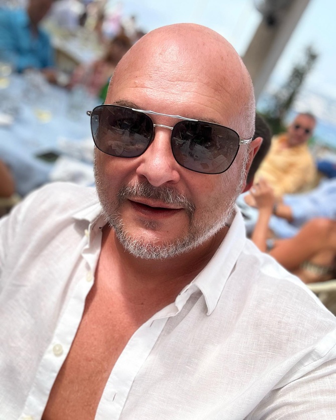 Facebook - Cauet