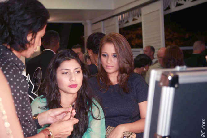 Un rendez-vous de jolies filles lors de ce cocktail Un rendez-vous de jolies filles lors de ce cocktail