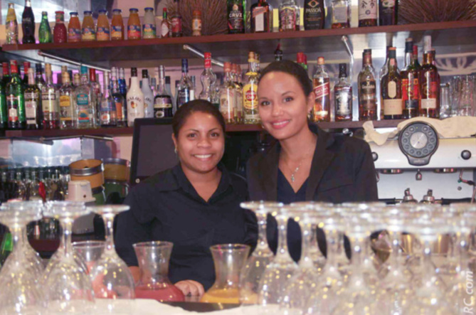 Du champagne au bar, servi avec le sourire! Du champagne au bar, servi avec le sourire!