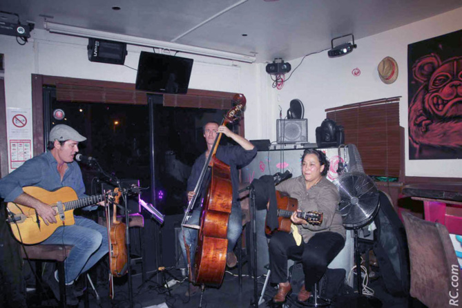 Mano Gypsy Trio au Kahlua Bar, sur le Boulevard Hubert Delisle.