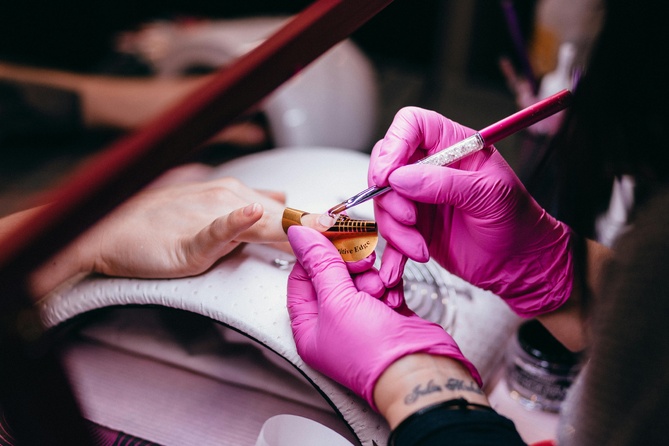 Faux ongles : brûlures, UV, infections… ce que personne ne vous dit vraiment sur les poses en gel Faux ongles : brûlures, UV, infections… ce que personne ne vous dit vraiment sur les poses en gel
