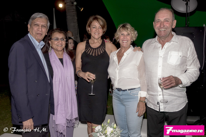 Brigitte Lauret de la Banque Privée BNP Paribas Réunion (au centre) entourée de Mr et Mme Boudhabhay et Mr et Mme Angeloz-Pessez