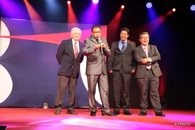 Ibrahim Patel, président de la CCIR, au micro, avec trois anciens présidents de la Chambre Ibrahim Patel, président de la CCIR, au micro, avec trois anciens présidents de la Chambre