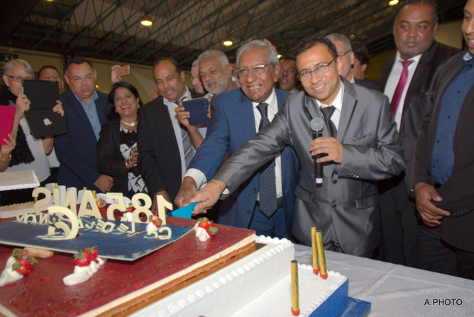 Le gâteau des 185 ans coupé à deux mains! Le gâteau des 185 ans coupé à deux mains!