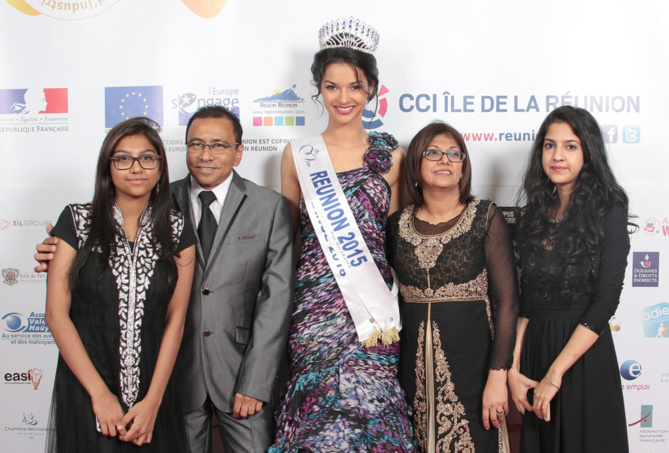 Ibrahim Patel, son épouse Rhajia, et leurs filles Yamine et Oumeirha, avec Azuima Issa Ibrahim Patel, son épouse Rhajia, et leurs filles Yamine et Oumeirha, avec Azuima Issa