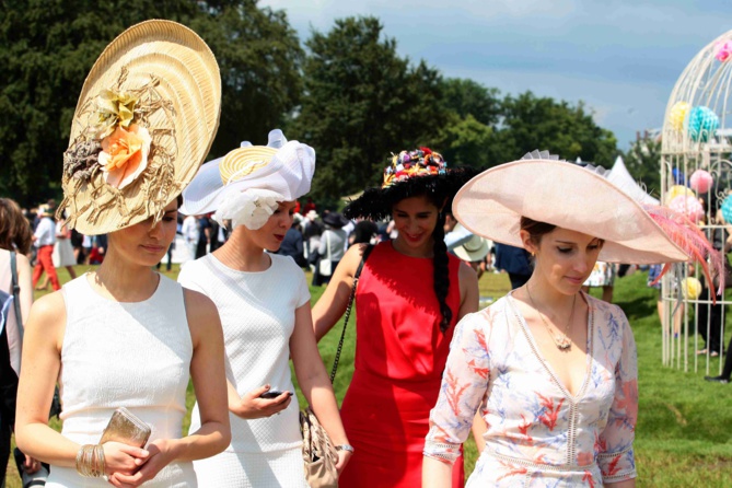 Les incontournables Elégantes chapeautées du Prix de Diane Longines Les incontournables Elégantes chapeautées du Prix de Diane Longines